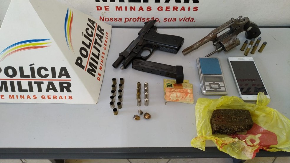 Material apreendido pela Polícia Militar após tiroteio no Bairro Santa Rita — Foto: Danielle Soares