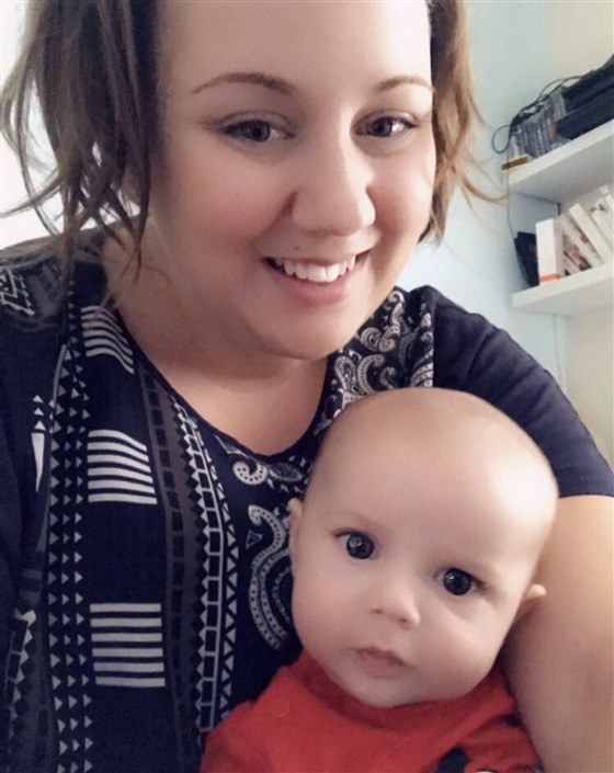 A mãe com seu bebê que teve um torniquete de cabelo (Foto: Reprodução / Instagram)