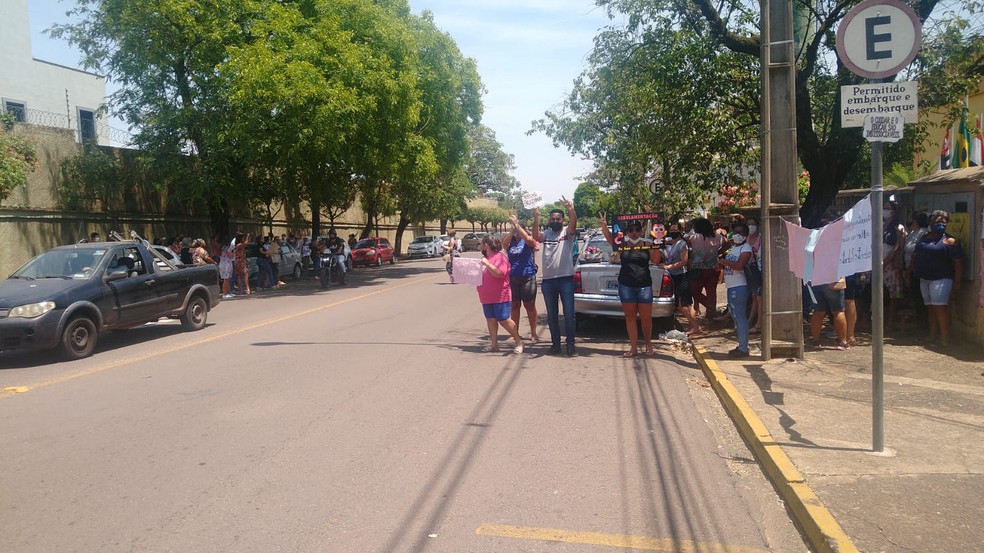 Educadoras infantis realizaram protesto em frente à sede da Seduc, em Presidente Prudente (SP), nesta quarta-feira (10) — Foto: Heloisa Lupatini/TV Fronteira 