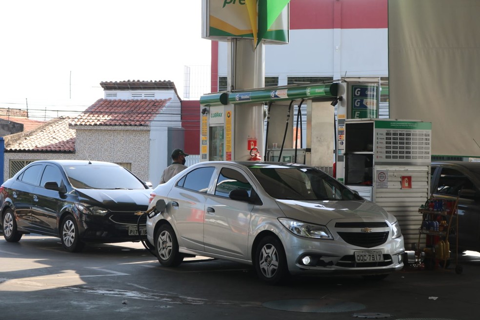 Gasolina mais barata atraiu clientes em posto de combustível em Teresina — Foto: Lívia Ferreira/g1 PI