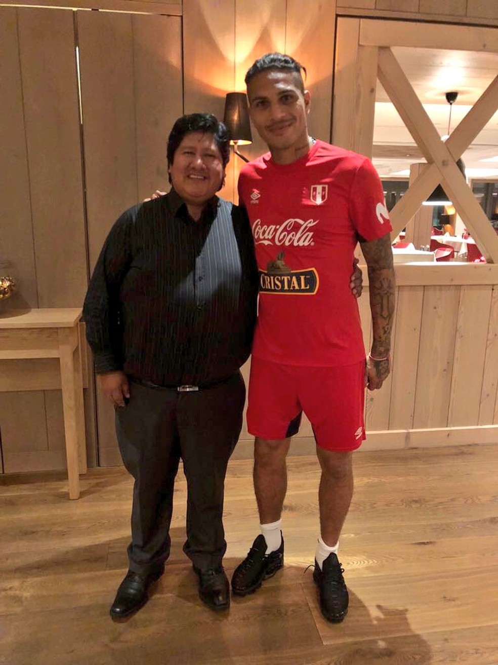 Ao lado do presidente Edwin Oviedo, posou com o uniforme de treino da seleção (Foto: Divulgação / Peru)