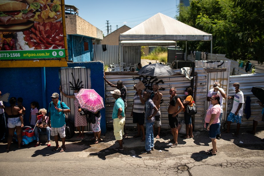 Fila de pessoas para pegar comida no Restaurante Popular de Nova Iguaçu, no Rio