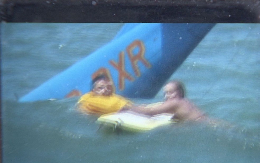 Surfista resgata piloto de avião que caiu ao mar em Guarujá, SP — Foto: Reprodução/TV Tribuna