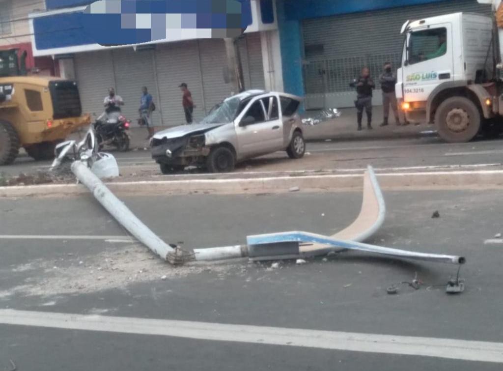Carro colide com poste e deixa um pessoa morta e três feridas em São Luís; motorista estava visivelmente embriagado