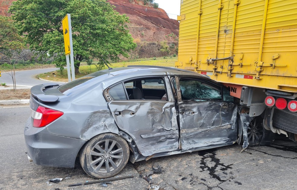 Carro foi parar debaixo de uma carreta na BR-116 — Foto: Alice Mourão/g1