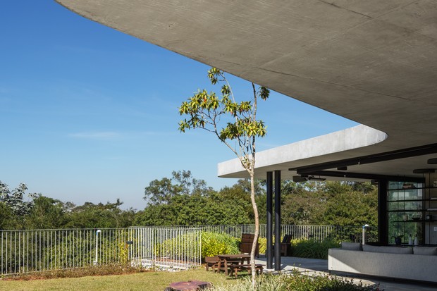  Concreto armado e integração com o verde marcam casa no interior de São Paulo (Foto: FOTOS NELSON KON )