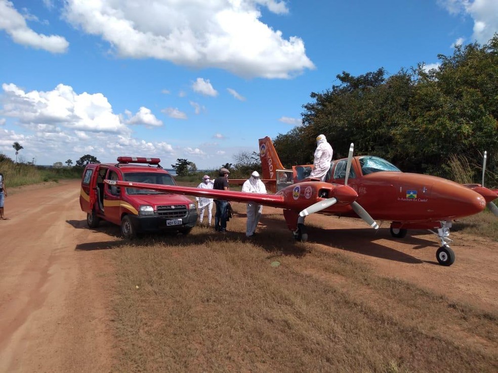 Avião busca paciente de Covid-19 em distrito de Guajará-Mirim  — Foto: Geanderson Maia Trindade/Corpo de Bombeiros/Reprodução