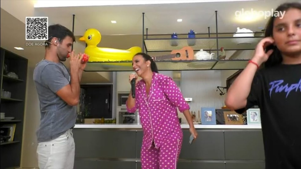 Ivete Sangalo cantou 'Careless Whisper' e seu marido fingiu que tocava saxofone, durante a live � Foto: Reprodu��o/ Globoplay