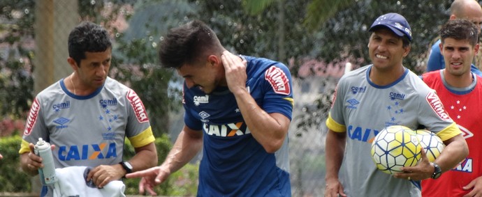 Treino do Cruzeiro tem pancada em Willian e alto astral: Alegria, alegria