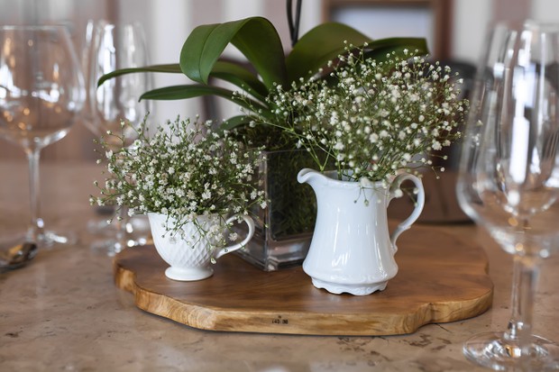 Xícaras e jarros da marca Home Style, exclusividade da Camicado, servem de base para receber flores  (Foto: Divulgação)