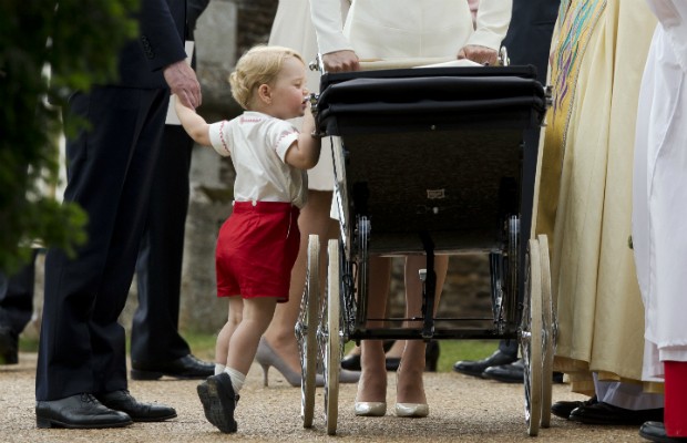 Príncipe George depois do batismo da irmã, Charlotte, em 2015 (Foto: Getty Images)