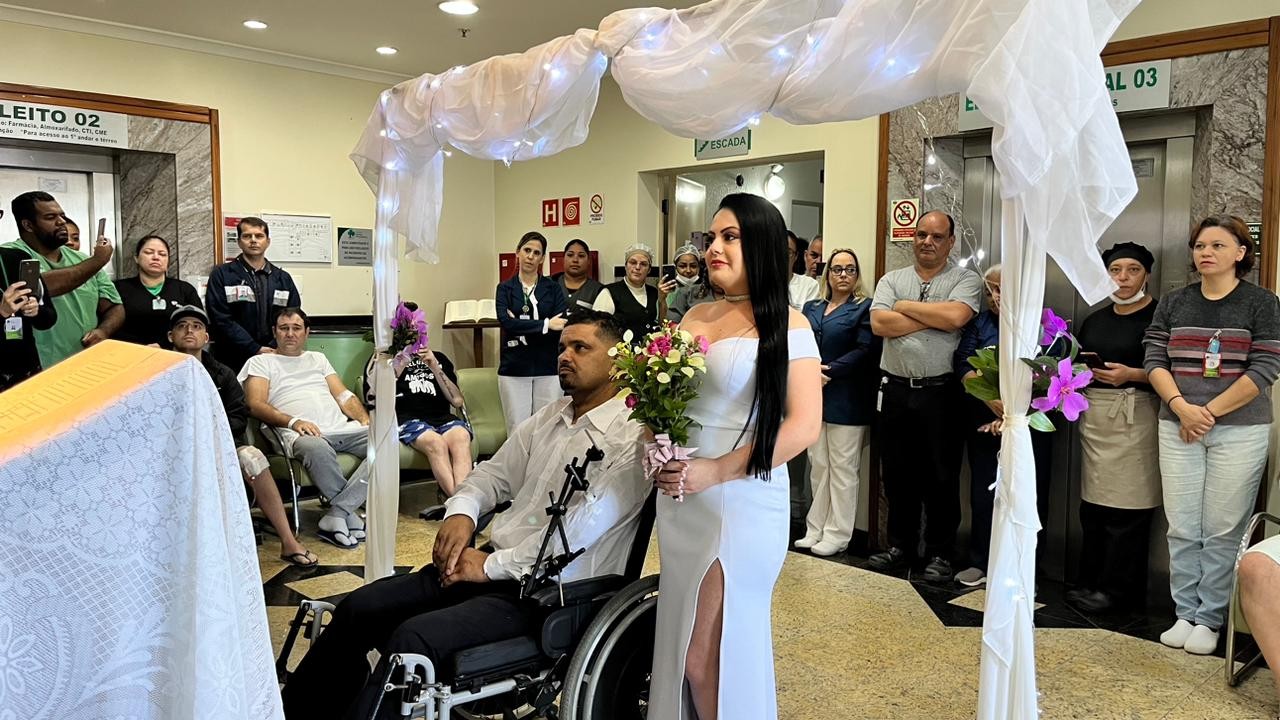 Casamento é realizado em hospital de Porto Alegre após noivo acordar de coma