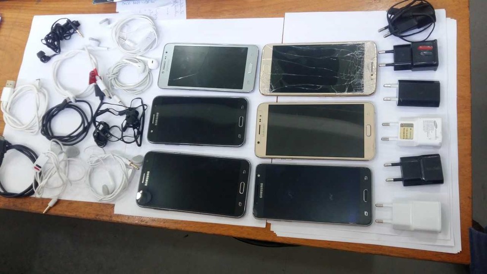 Celulares e acessórios foram apreendidos em presídio em São Vicente, SP (Foto: Divulgação/SAP)