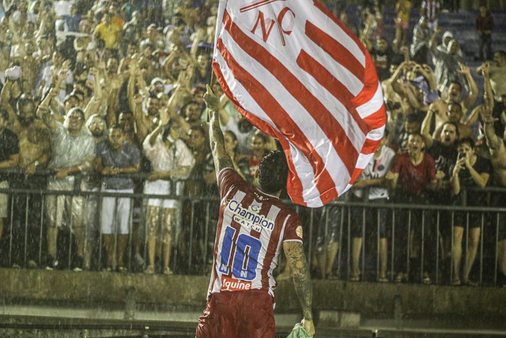 Jean Carlos, meia do N�utico, comemora classifica��o sobre o Botafogo-PB � Foto: Tiago Caldas/CNC