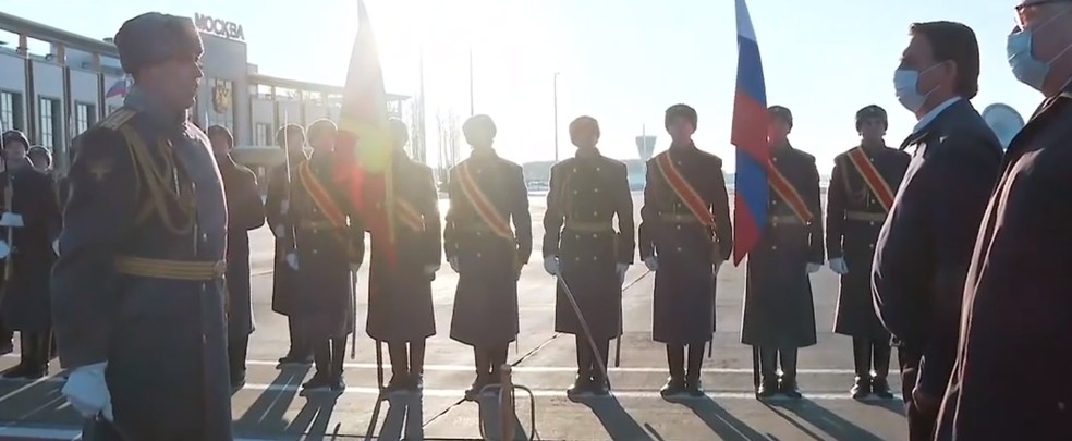 O presidente Jair Bolsonaro desembarcou no fim da tarde desta terça-feira (horário local) em Moscou — Foto: Reprodução/TV Brasil