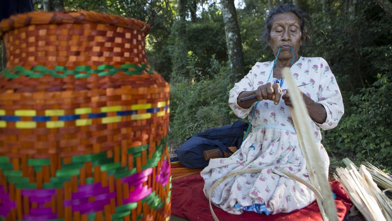 santa-indigena-artesanato (Foto: Fernando Martinho/Ed. Globo)