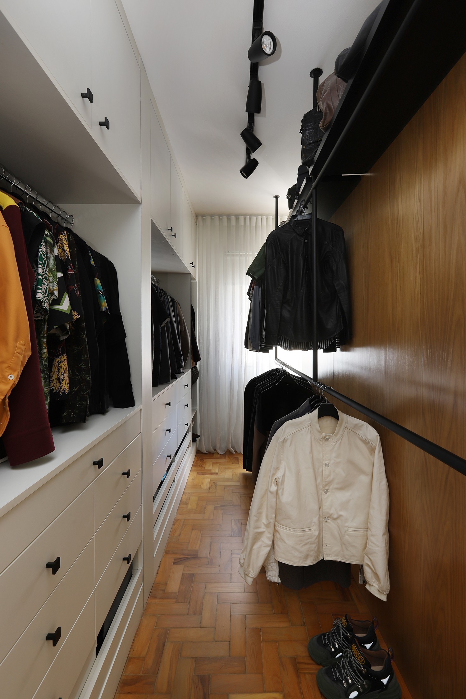 CLOSET | O closet aberto foi um dos pedidos do morador para o arquiteto (Foto: Divulgação/ Rodra)