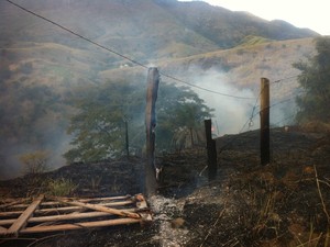 Fogo destruiu uma cancela e a cerca de uma propriedade que fica na beira da estrada da Ibituruna. (Foto: Diego Souza/G1)