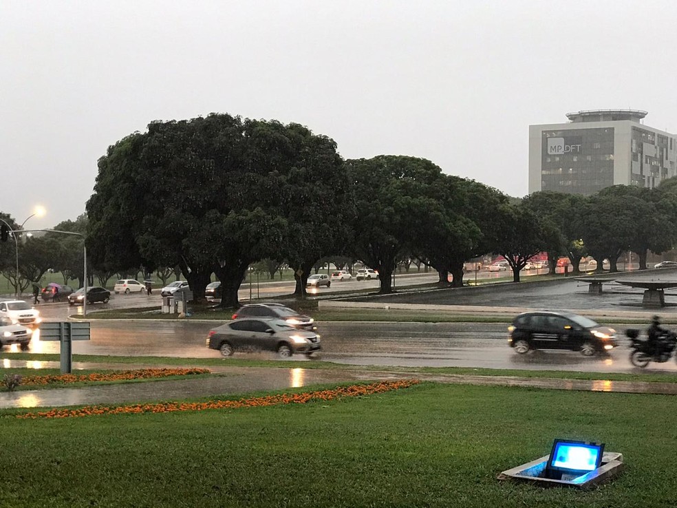 Chuva no Eixo Monumental, em Brasília, no final da tarde desta quarta-feira (20) — Foto: Afonso Ferreira/ G1