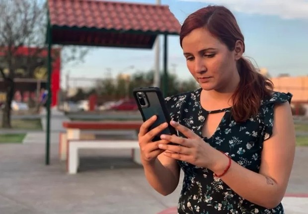 Mónica López compartilha sua localização quase constantemente com amigos (Foto: MARCOS GONZÁLEZ / BBC )