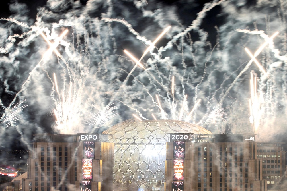 Fogos de artifício na Expo 2020 Dubai marcam o ano novo em Dubai, Emirados Árabes Unidos, em 1º de janeiro de 2022 — Foto: Expo 2020/Mahmoud Khaled/Handout via Reuters 