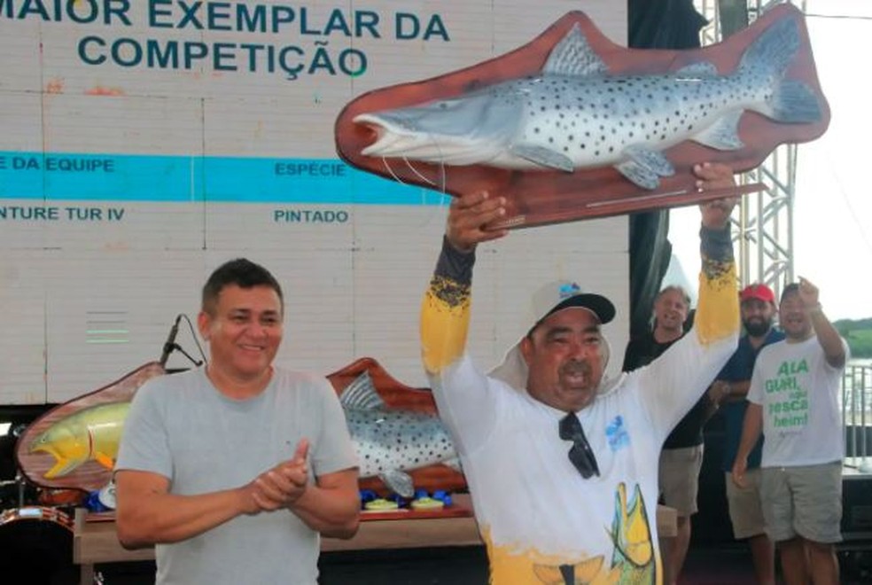 Equipe que capturou pintado de 105 cm. — Foto: Sílvio de Andrade/Assessoria de Imprensa da Rota Pantanal-Bonito