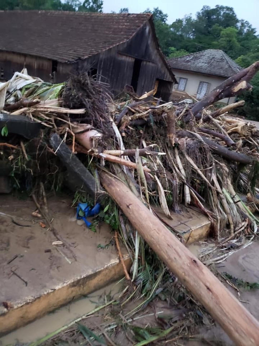 Chuva deixa 10 mortos e desaparecidos no Vale do Itajaí em SC, diz Defesa Civil