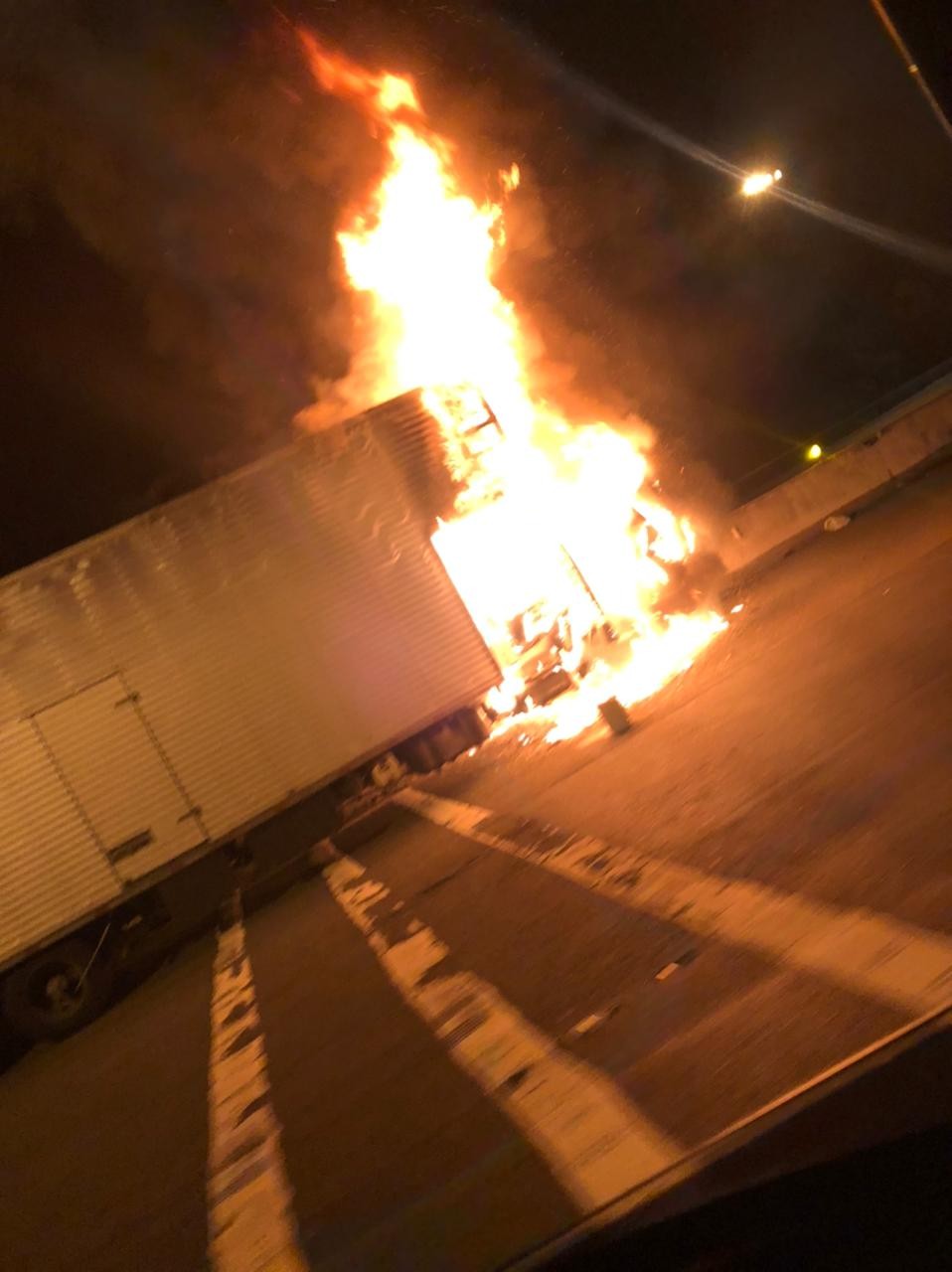 Caminhão pega fogo na rodovia Régis Bittecourt, SP 