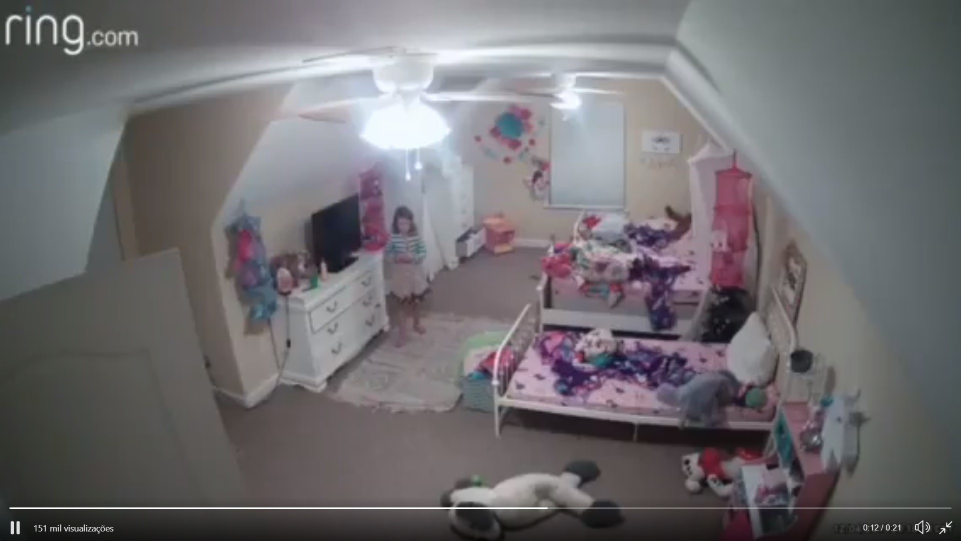 O hacker invadiu a câmera e conversou com a pequena Alyssa, 8 anos, que começou a chamar pela mãe (Foto: Reprodução/YouTube)
