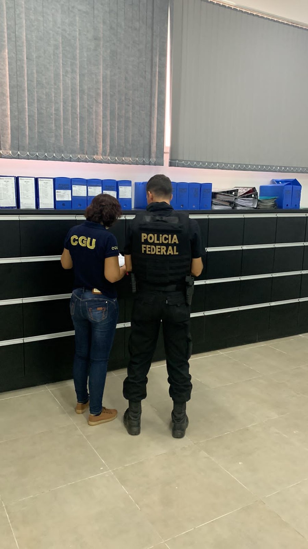 Agentes cumprindo mandado durante a operação Babilônia — Foto: PF/Divulgação