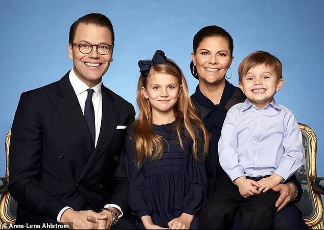 Princesa Victoria, da Suécia, com a família (Foto: Reprodução/Daily Mail)