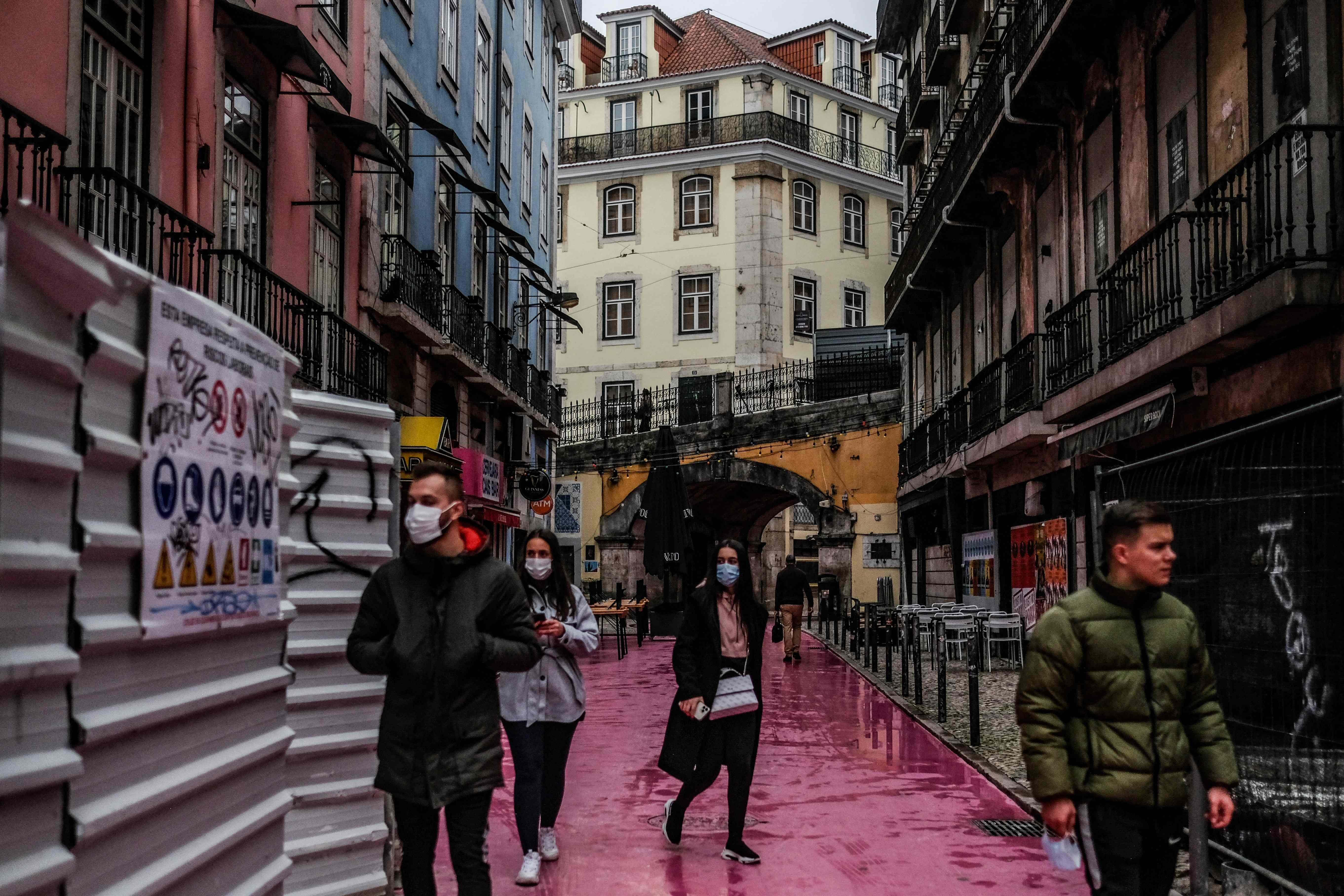 Jovens caminham na Rua Rosa, em Lisboa
