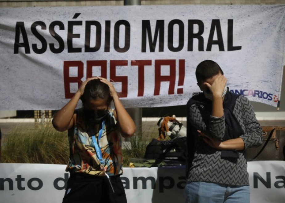 Grupo de funcionários protestam em frente  frente ao prédio do banco para criticar a conduta do então presidente da Caixa, Pedro Guimarães