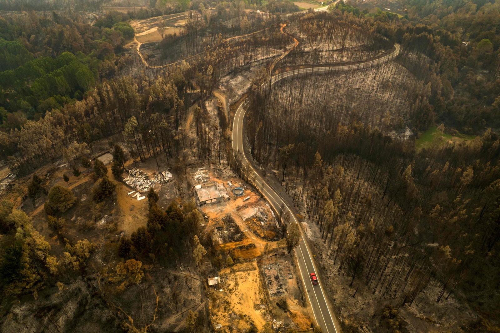 Imagem aérea mostra danos causados ​​pelos incêndios florestais em Santa Juana, província de Concepcion, Chile  — Foto: JAVIER TORRES/AFP