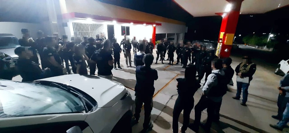 Policiais militares, civis e promotores do MPRN durante operação no RN — Foto: MPRN/Divulgação 