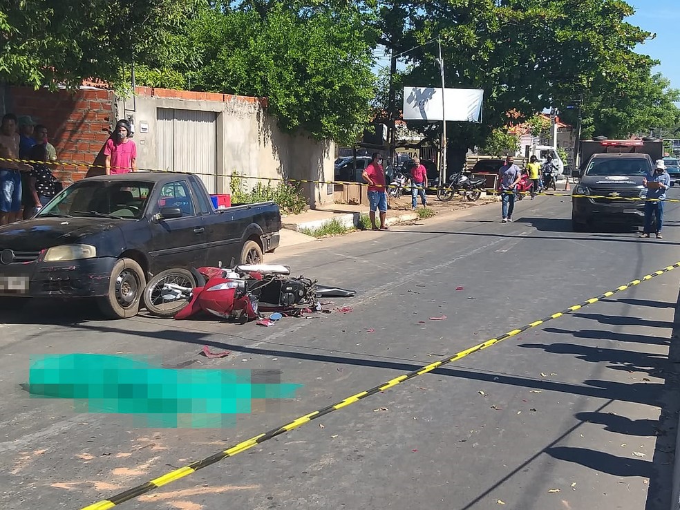 Vítima parou embaixo do caminhão após tentar fazer ultrapassagem em Teresina — Foto: Lívia Ferreira/G1 PI