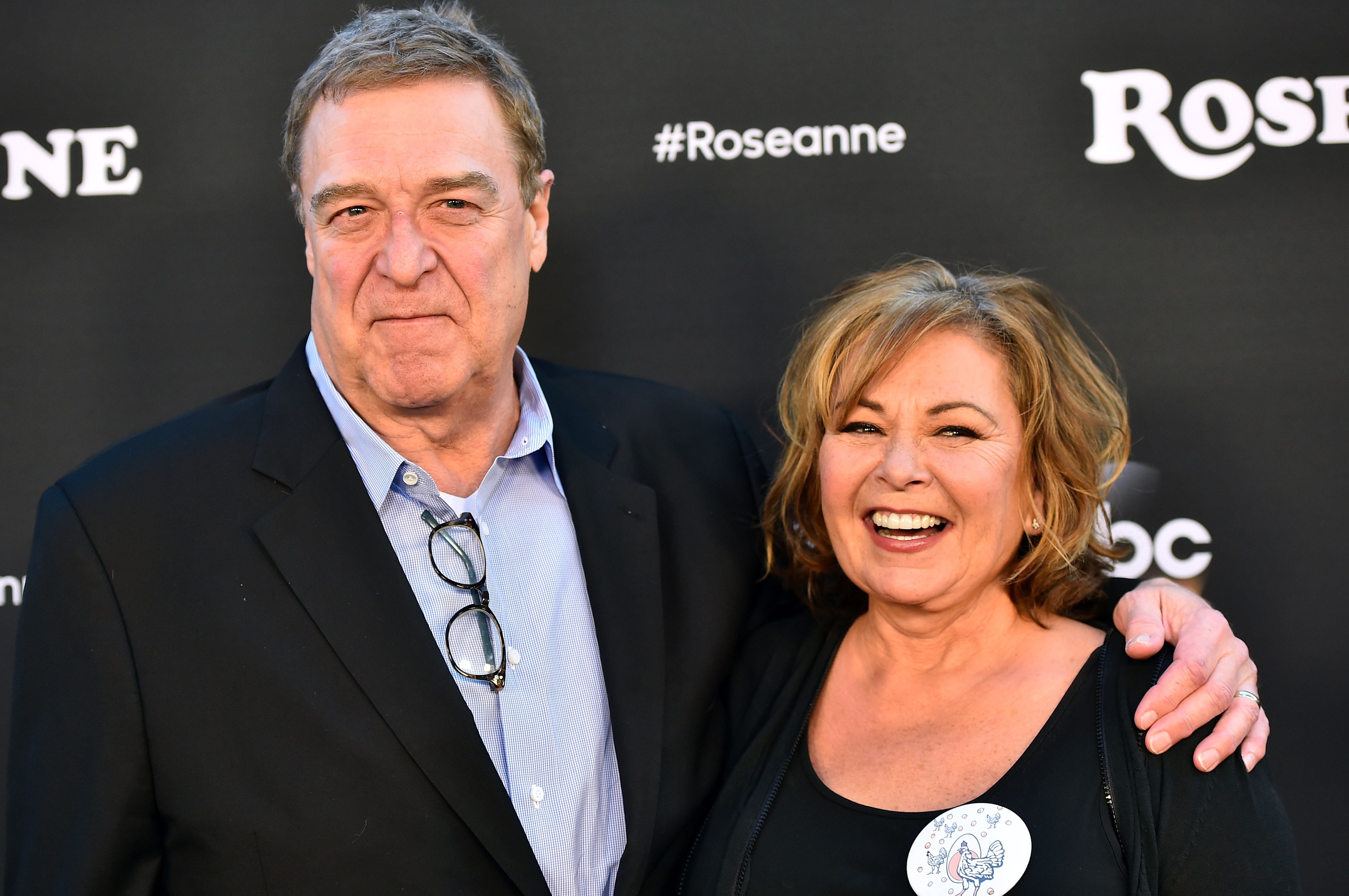 A atriz Roseanne Barr com seu ex-colega de elenco no seriado Roseanne, o ator John Goodman (Foto: Getty Images)