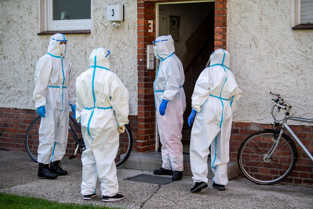 Equipes da Cruz Vermelha Alemã visita casa onde moram funcionários do frigorífico Töennies em Rheda-Wiedenbrueck, na Alemanha, na segunda-feira (22) — Foto: David Inderlied / DPA via AP