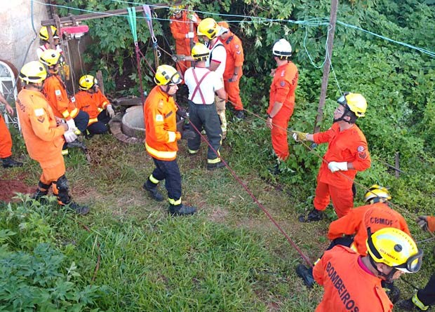 Bombeiros trabalham para resgatar homem que morreu dentro de poço após ser atingido por balde de terra (Foto: Corpo de Bombeiros-DF/Divulgação)