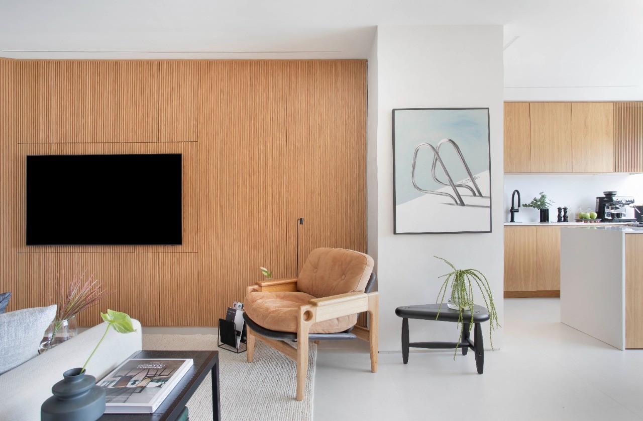 No projeto de Maia Romeiro, o mesmo piso e a mesma madeira da marcenaria foram utilizados nos espaços integrados (Foto: Juliano Colodeti / MCA Estúdio / Divulgação)