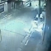 VÍDEO mostra taxista baleado batendo carro (Reprodução/TV Globo)