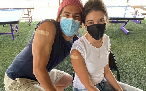 Alexandre Pato e Rebeca Abravanel tomam vacina anti-Covid 19 nos EUA