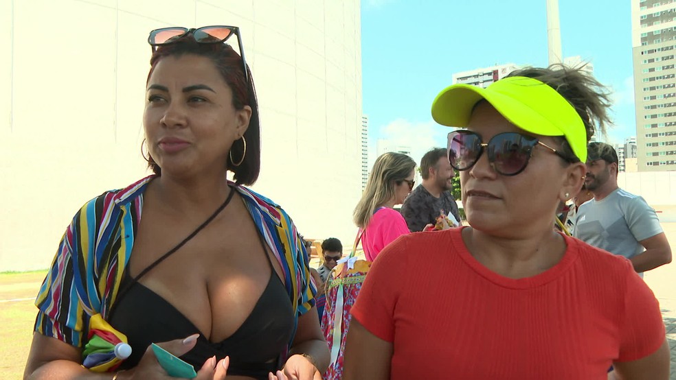 As paraenses Amanda Almeida e Amanda Ferreira curtiram a amostra do desfile do Galo da Madrugada — Foto: Reprodução/TV Globo