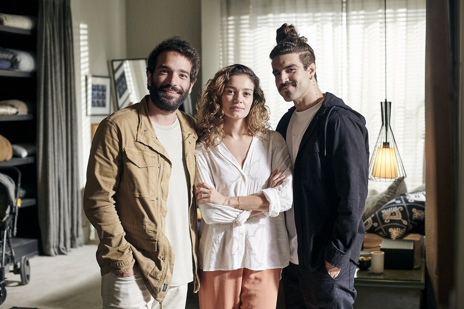 Humberto Carrão, Sophie Charlotte e Caio Castri vivem Rafael, Maíra e Pablo na novela 'Todas as Flores'