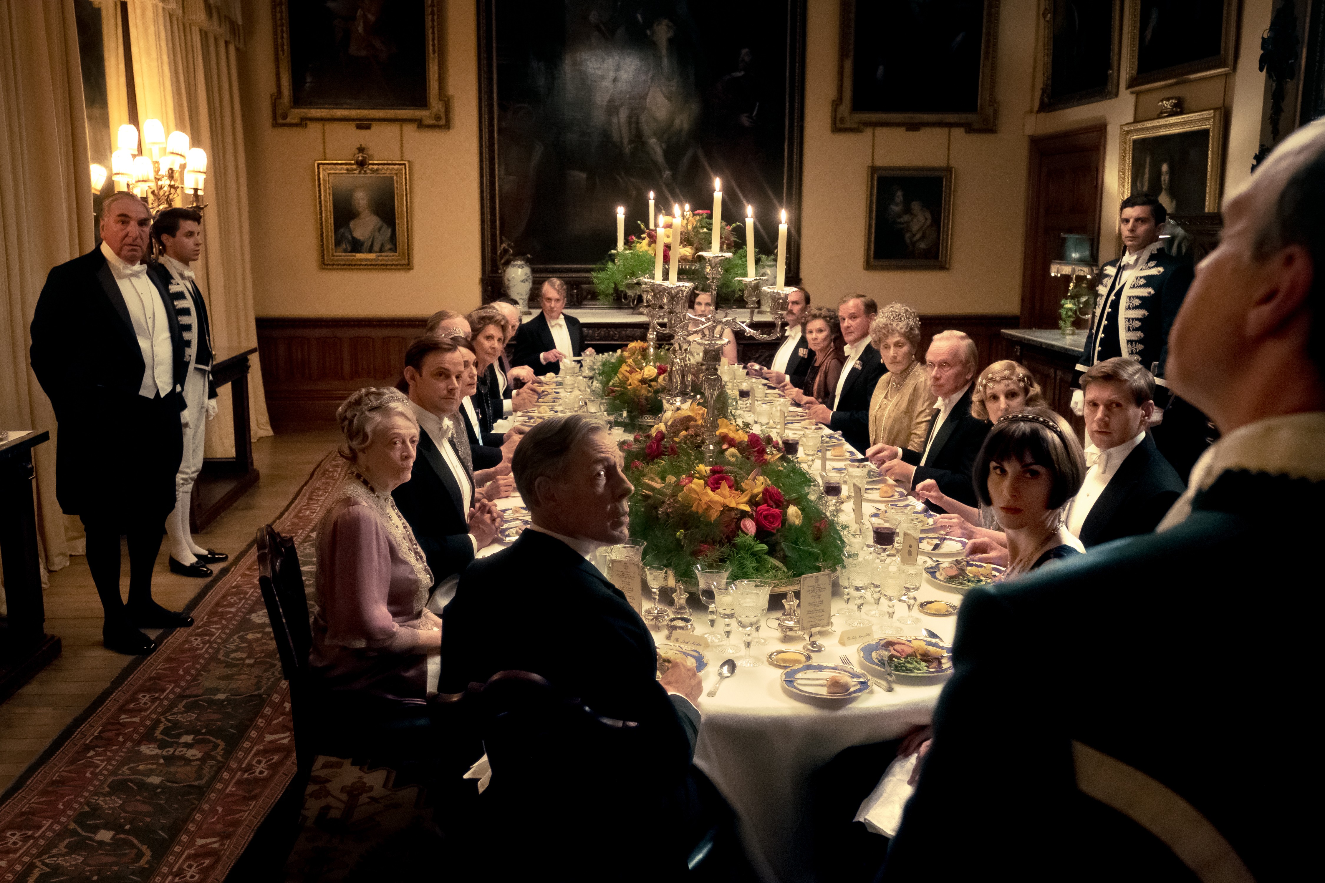 Jantar da família Crawley com a realeza britânica em "Downton Abbey - o filme" (Foto: Divulgação)