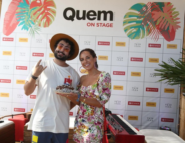 Zeeba e Giulianna Campos no Quem on Stage (Foto: Leo Lemos/QZeeba se apresenta no Quem on Stage no uem)