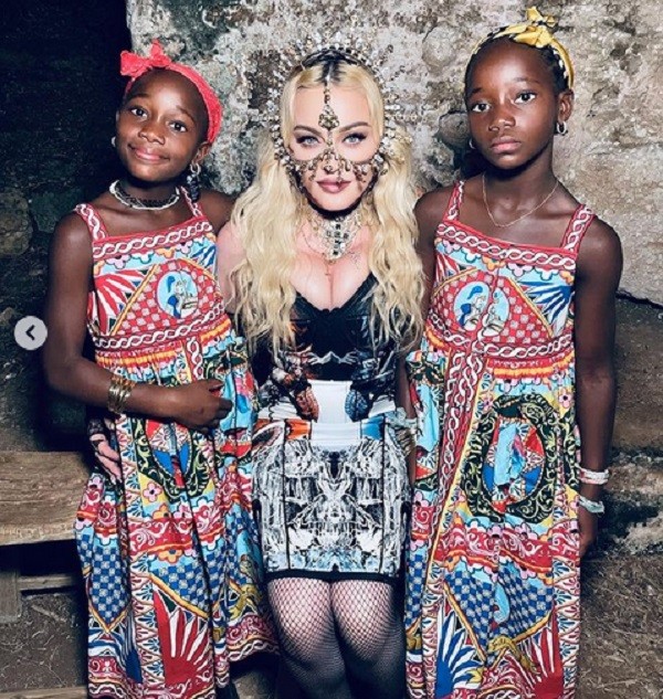 Uma das fotos compartilhadas pela cantora Madonna no álbum celebrando o aniversário de 9 anos das gêmeas Estere e Stella (Foto: Instagram)