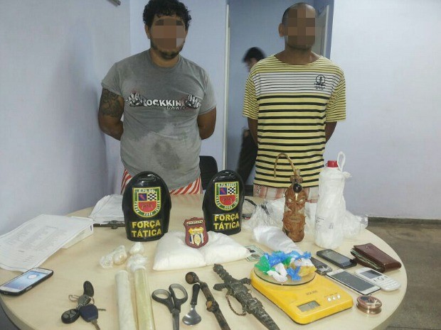Polícia desarticula laboratório de droga e prende dupla (Foto: Divulgação/PM)