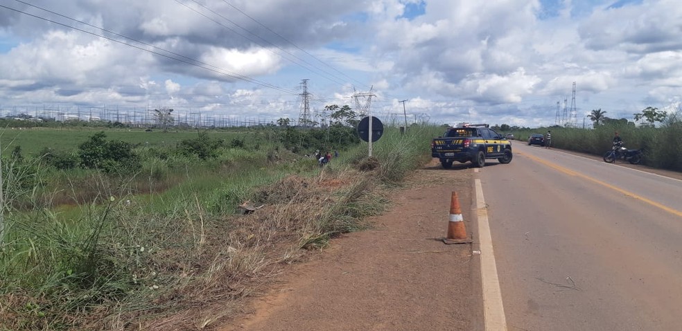 Motorista perdeu o controle após ultrapassagem, saiu da pista e capotou.  — Foto: PRF/Divulgação