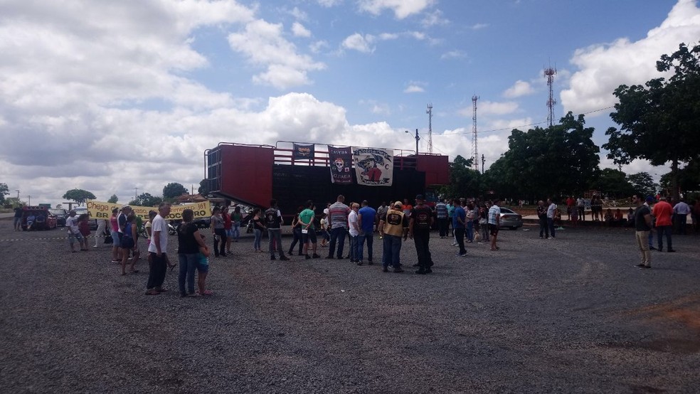 Populares manifestaram às margens da BR-352 em Martinho Campos (Foto: Aline Fonseca/G1)